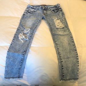 Skinny jeans with holes